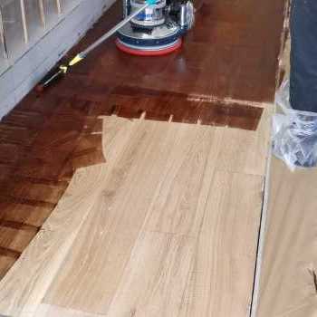 Rilevigatura e verniciatura di un pavimento in parquet di legno